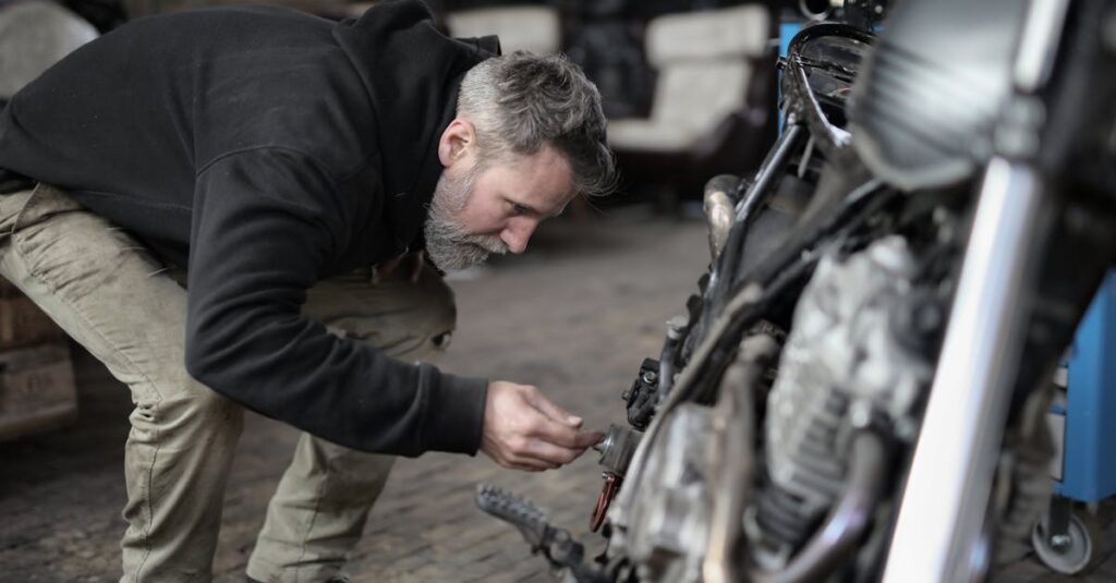 給湯器のトラブルに迅速対応する修理スタッフの様子