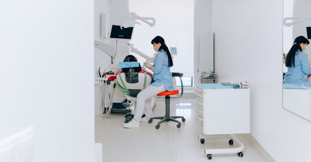 ハウスクリーニング業者の口コミやレビュー評価をスマホで確認している様子