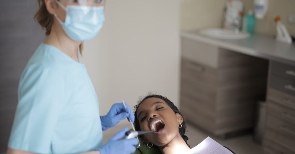 ハウスクリーニング作業の前に業者との連絡や自宅の簡単な準備をする様子