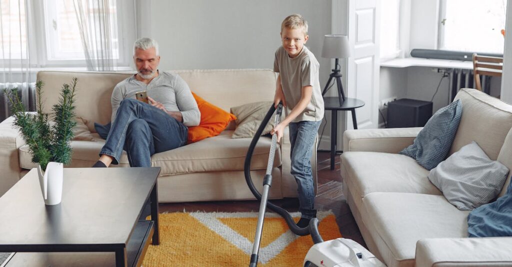 高齢者が無理なく清掃サービスを利用して快適に暮らす様子のイラスト