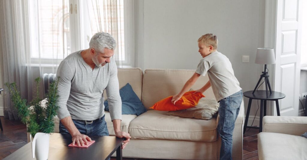 共働きや育児中で掃除の時間が取れない家庭にプロのハウスクリーニングが役立っている様子