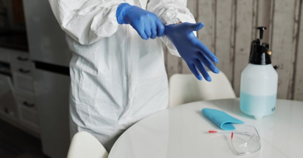 素材や設備構造に適した方法で安全に掃除を行うプロのクリーナーの様子