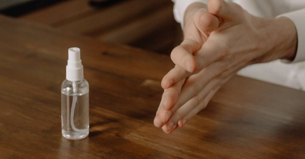 素材や設備構造に適した方法で安全に掃除を行うプロのクリーナーの様子