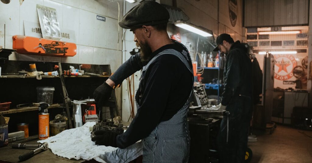 給湯器の修理か交換かで迷うユーザーを描いたイメージ