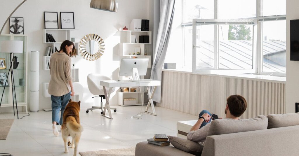 ペットのいる家庭が衛生的な環境を保つために清掃サービスを利用する様子