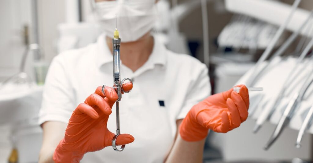 ハウスクリーニング作業の前に業者との連絡や自宅の簡単な準備をする様子