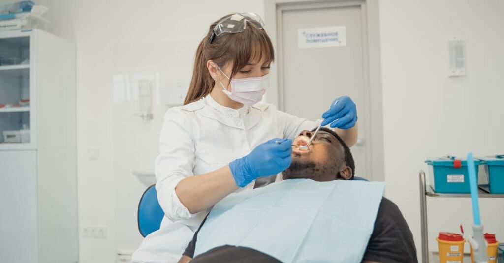 ハウスクリーニング業者と事前にチャットや電話で丁寧なやり取りをする様子