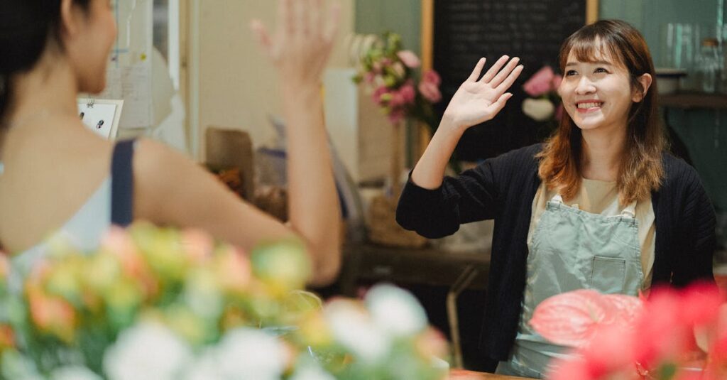 ハウスクリーニングを依頼して満足し、笑顔で快適に過ごす人々の様子