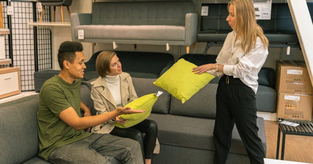 複数のクリーニング業者をユアマイスター上で比較検討し、選択するユーザーの様子