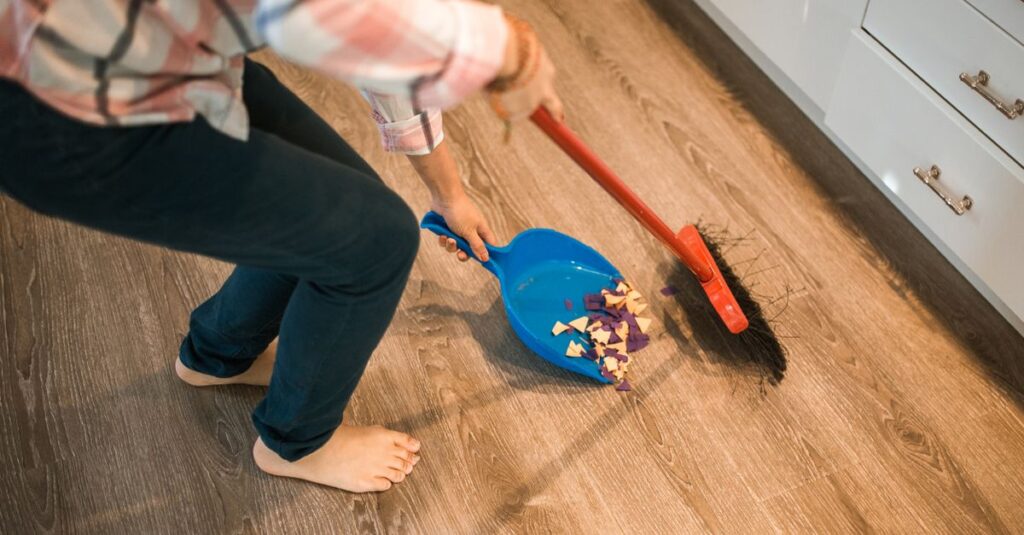 自力では落とせない頑固な汚れに対応するプロのハウスクリーニング作業の様子