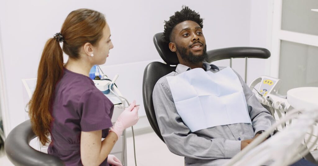 ハウスクリーニング業者と事前にチャットや電話で丁寧なやり取りをする様子