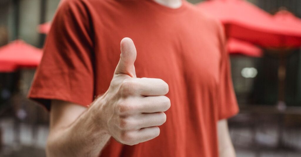 ハウスクリーニングを依頼して満足し、笑顔で快適に過ごす人々の様子