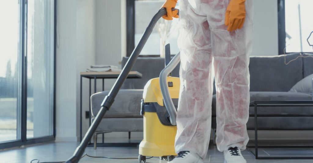 ユーザーが希望するクリーニングサービス内容と対応エリアをユアマイスターの画面で選択している様子