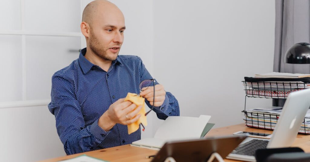 自分で行う掃除とプロに依頼した掃除の違いをビジュアルで比較するイメージ