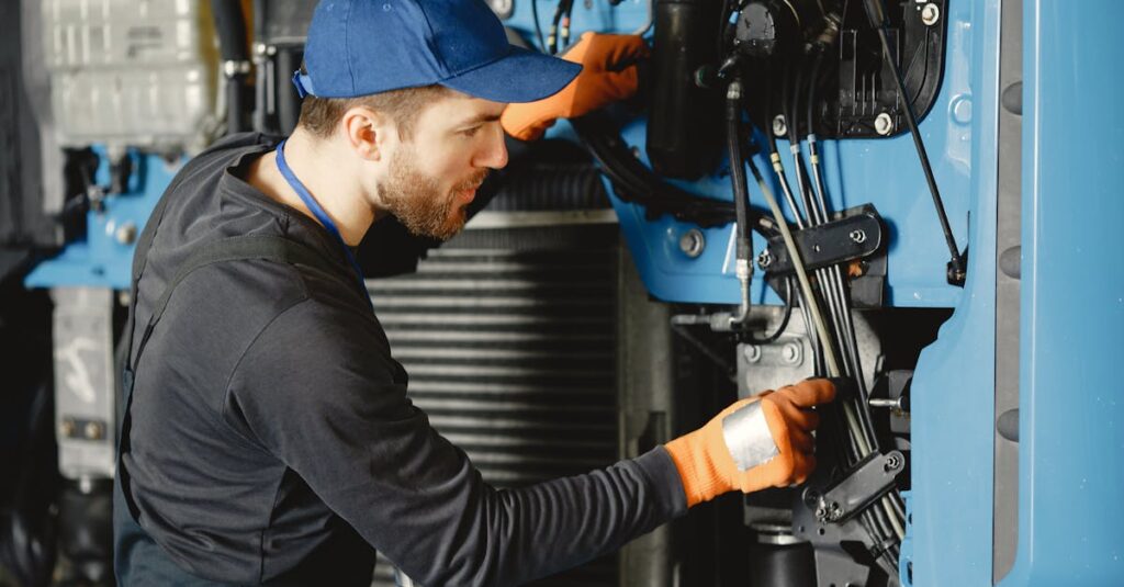 給湯器の修理内容を丁寧に説明する技術者