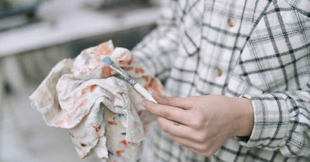 自分で掃除する場合とプロに頼んだ場合の違いを対比的に示す図解イメージ