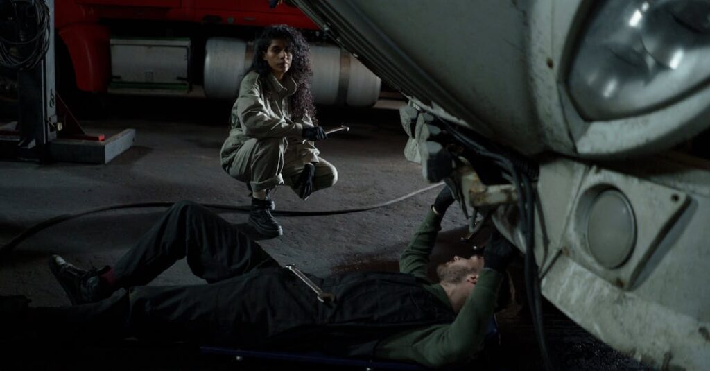 高齢者の家を訪問して丁寧に給湯器対応する技術者