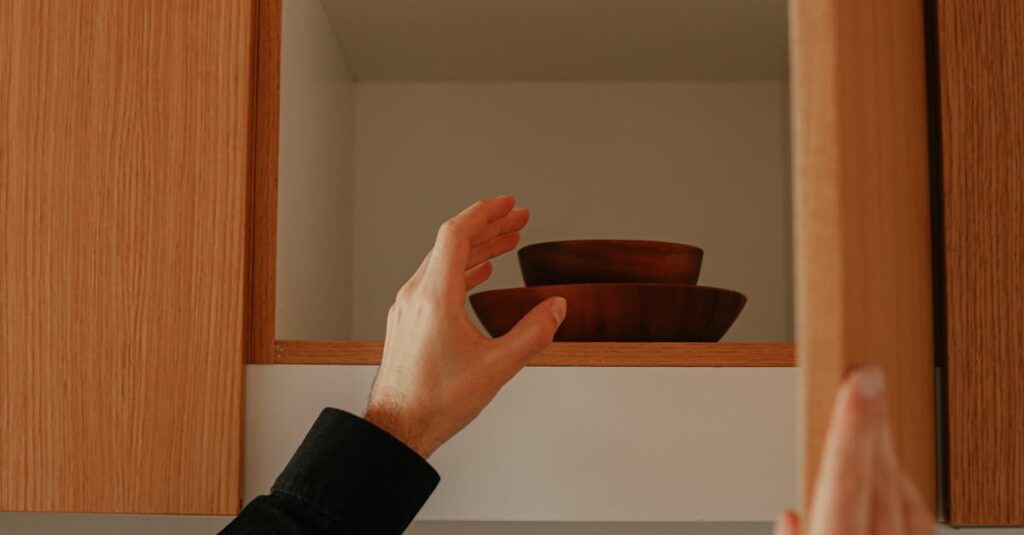 家具の裏やエアコン内部など、自分では届かない場所を清掃するプロの様子