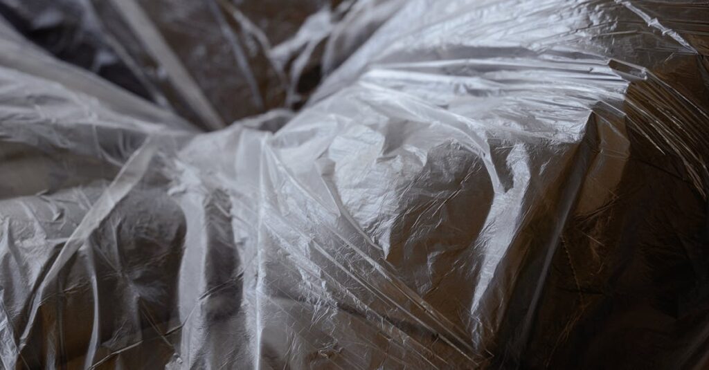 素材や設備構造に適した方法で安全に掃除を行うプロのクリーナーの様子