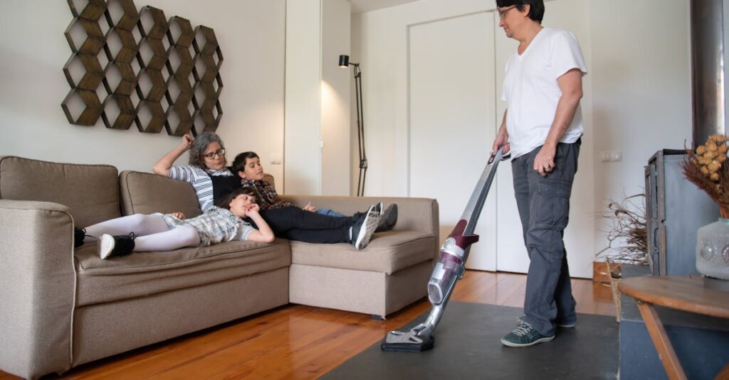 掃除をプロに任せて自由な時間を楽しんでいる家族や個人の様子