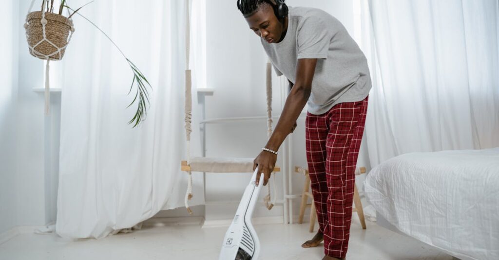 掃除のプロに任せて清潔な空間で快適に過ごしている家族や個人の様子