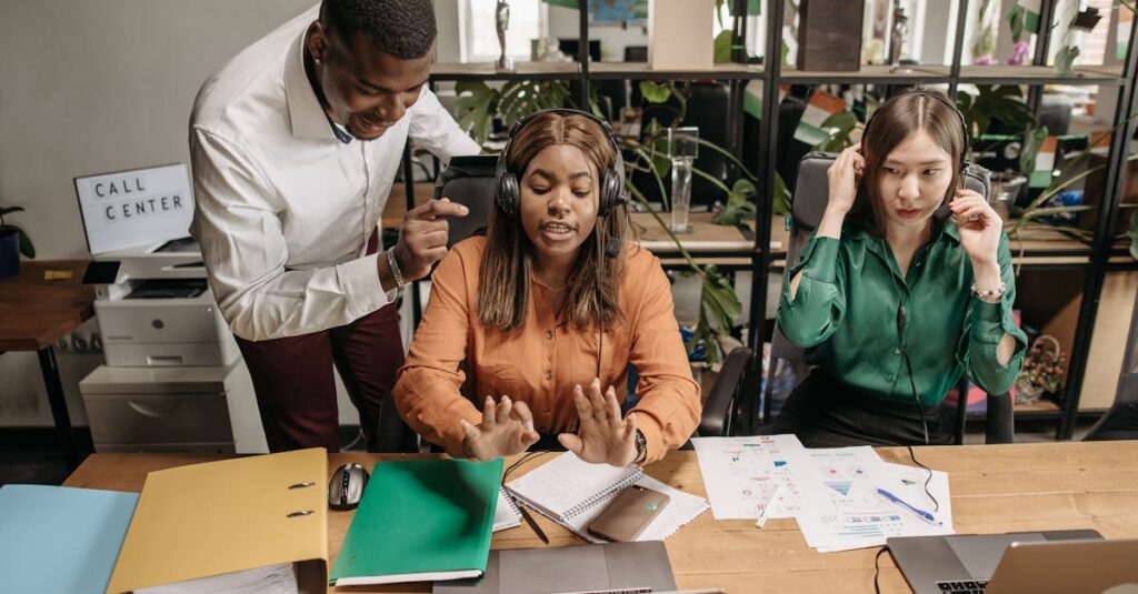 SNSやレビューサイトで給湯器業者の評判を調べている様子