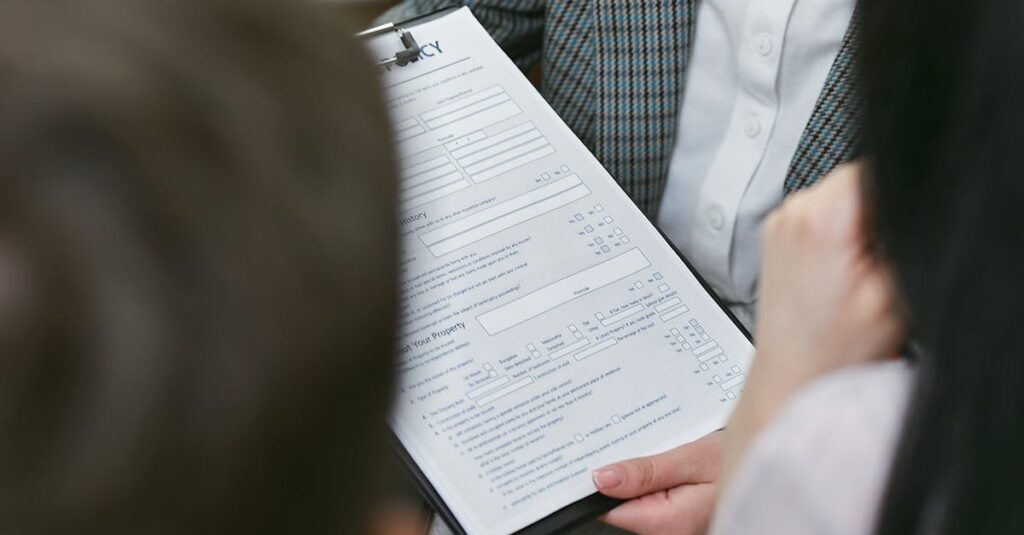 キンライサーのサービスに満足した利用者が笑顔でレビューを書いている様子