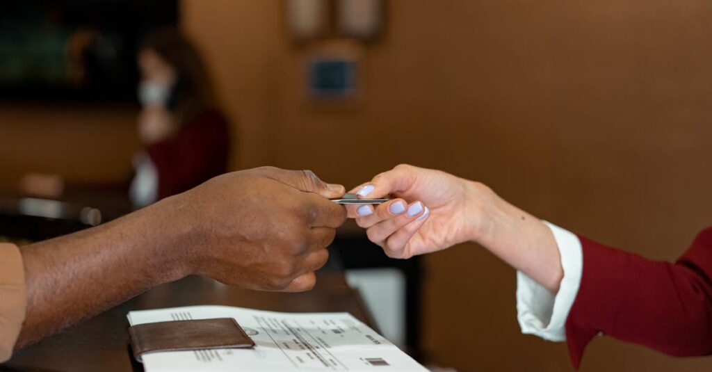 ユアマイスターで見積もりから予約、決済までスマホで完結する流れを示した図解