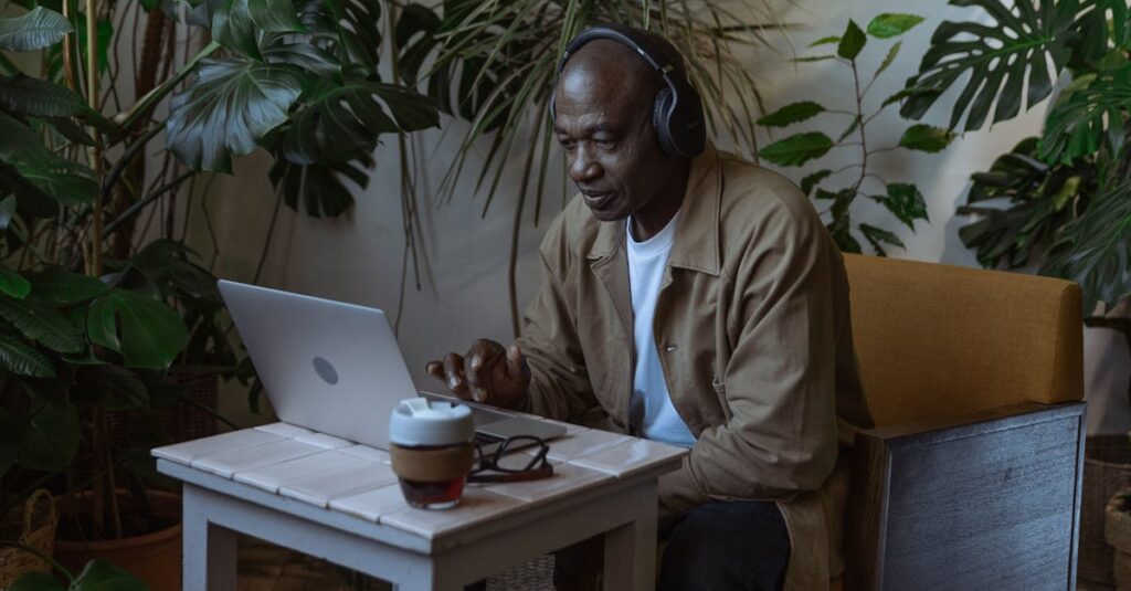 掃除をプロに任せて自由な時間を楽しんでいる家族や個人の様子