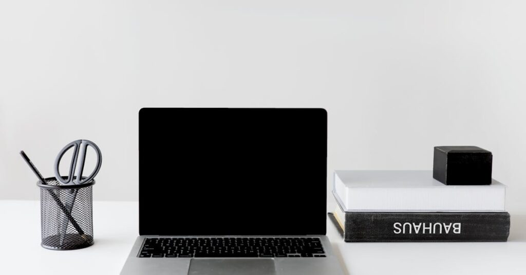 ユアマイスターを使ってスマホで簡単にハウスクリーニングを予約している様子