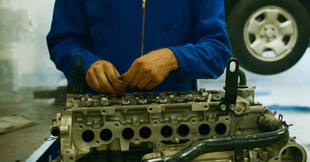 給湯器を修理する技術者の作業風景