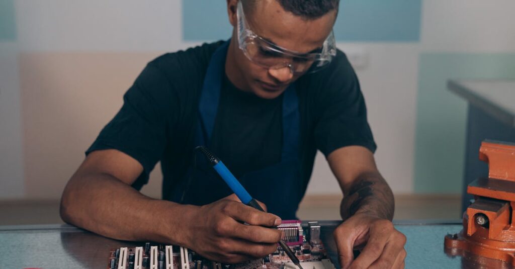 給湯器の修理内容を丁寧に説明する技術者